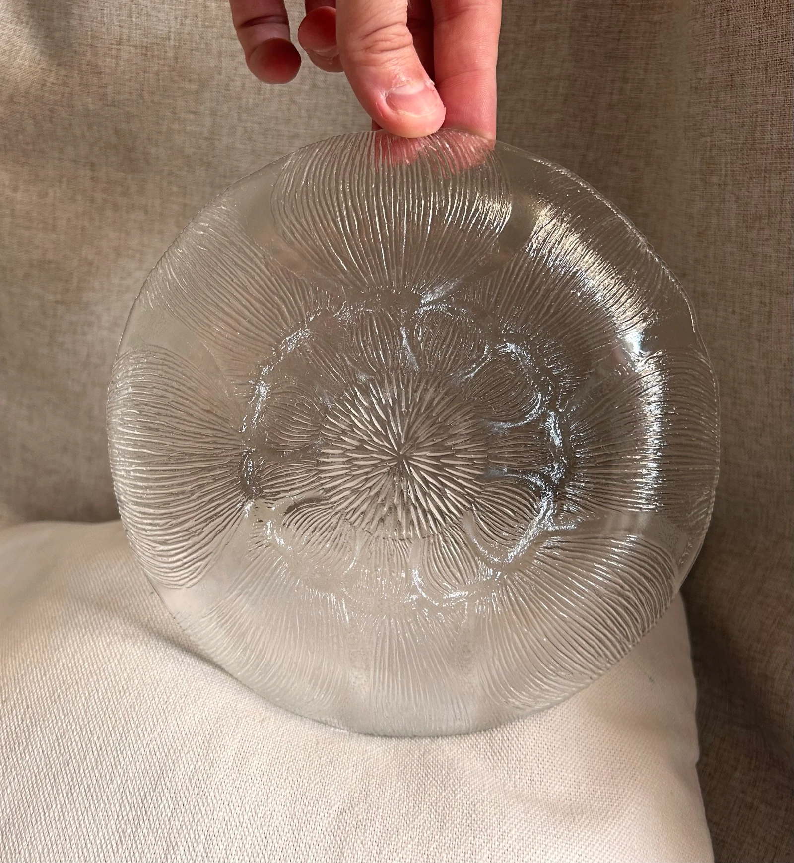 Coupelle / Assiette vintage en verre moulé texturé CALI France – Décor Fleur – 19 cm